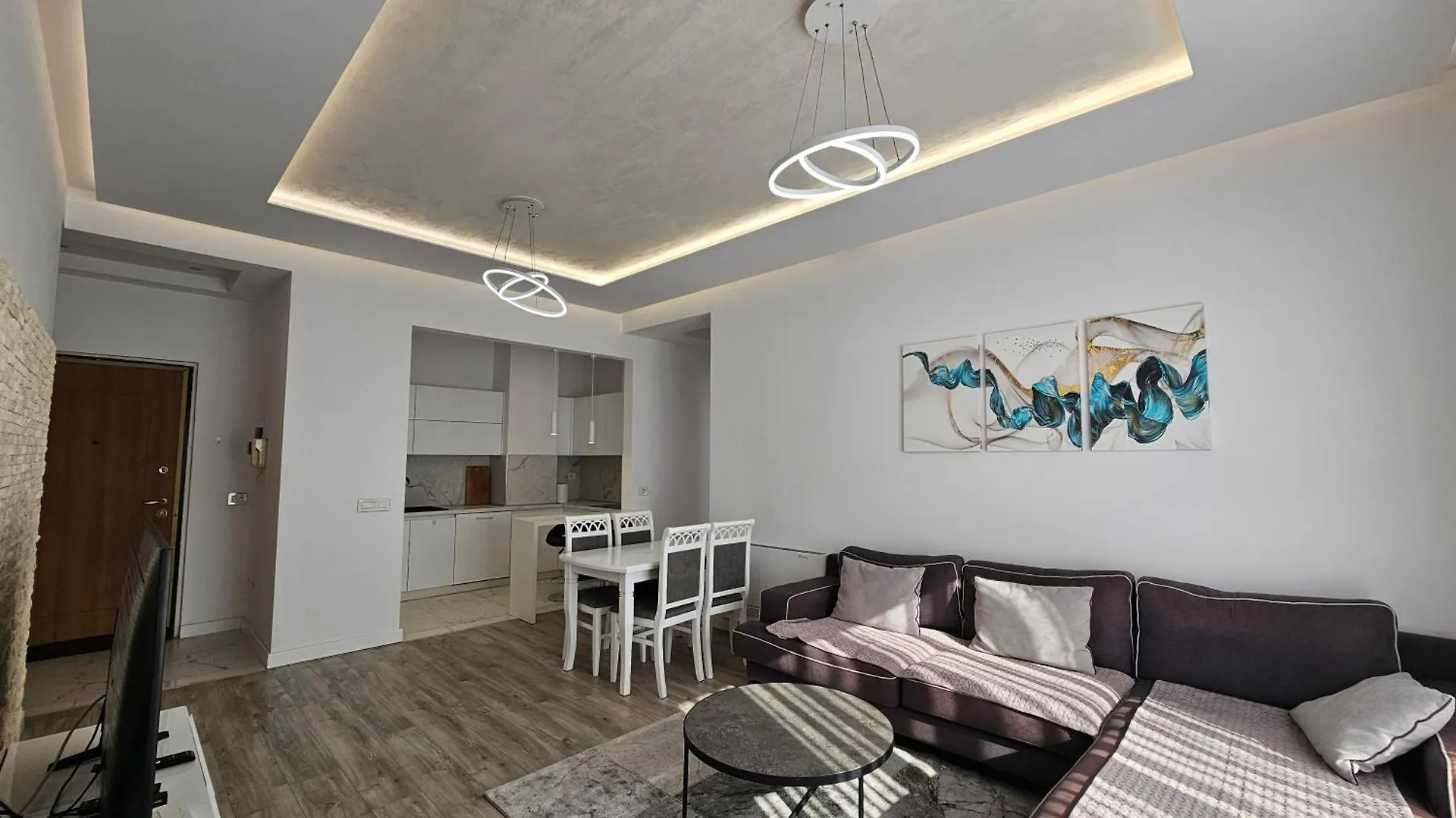 Pyramid Apartment Tirana 0*,